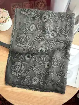 شال حریر تمام گلدوزی سنگشور لبه دالبور وارداتی — تصویر ۲